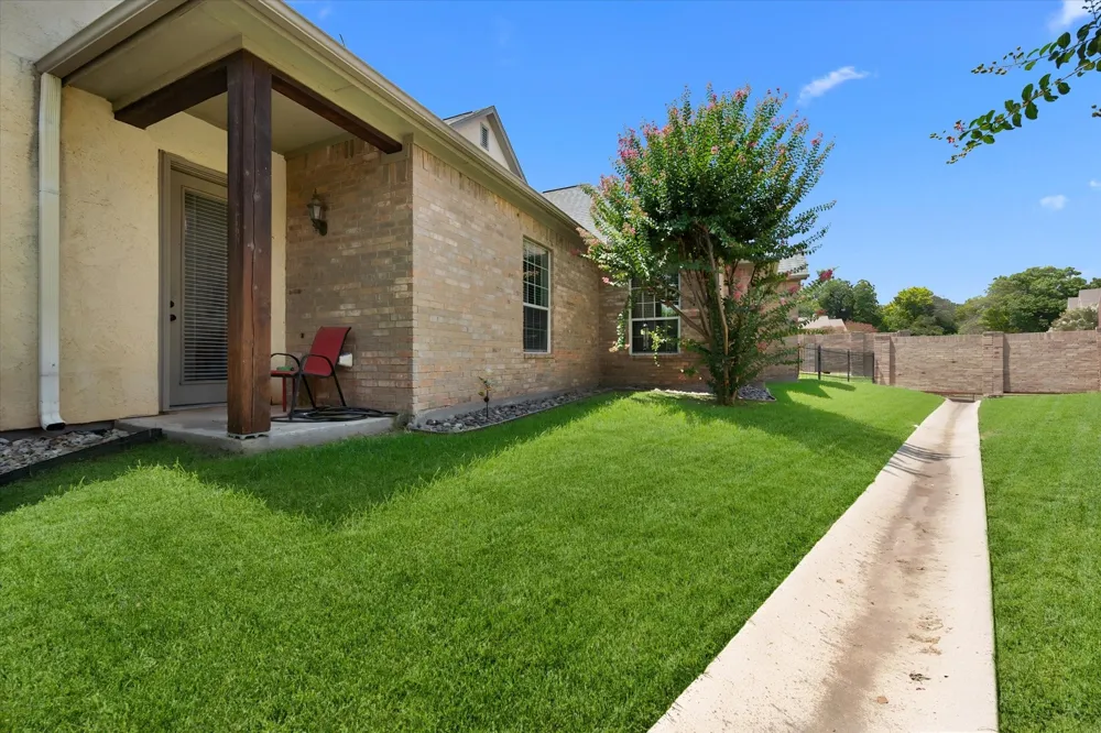 6668 Shady Glen Circle Benbrook, TX 76132