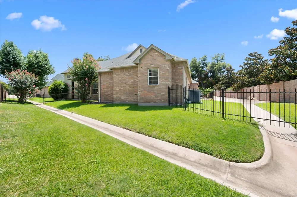 6668 Shady Glen Circle Benbrook, TX 76132