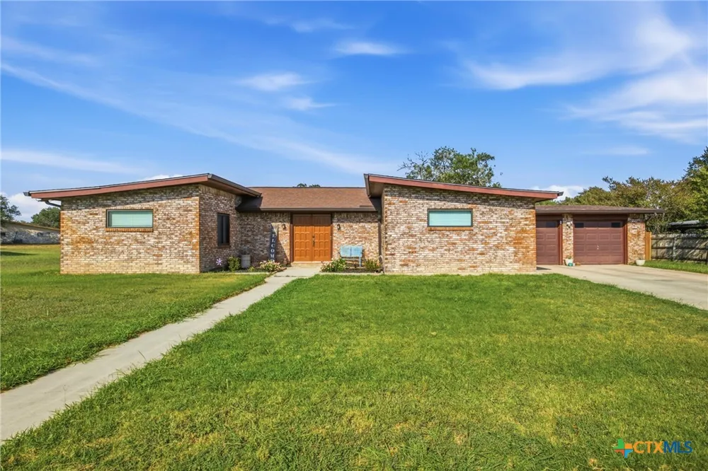 1304 Walker Street Gonzales, TX 78629