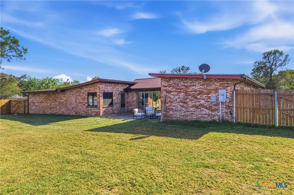 1304 Walker Street Gonzales, TX 78629