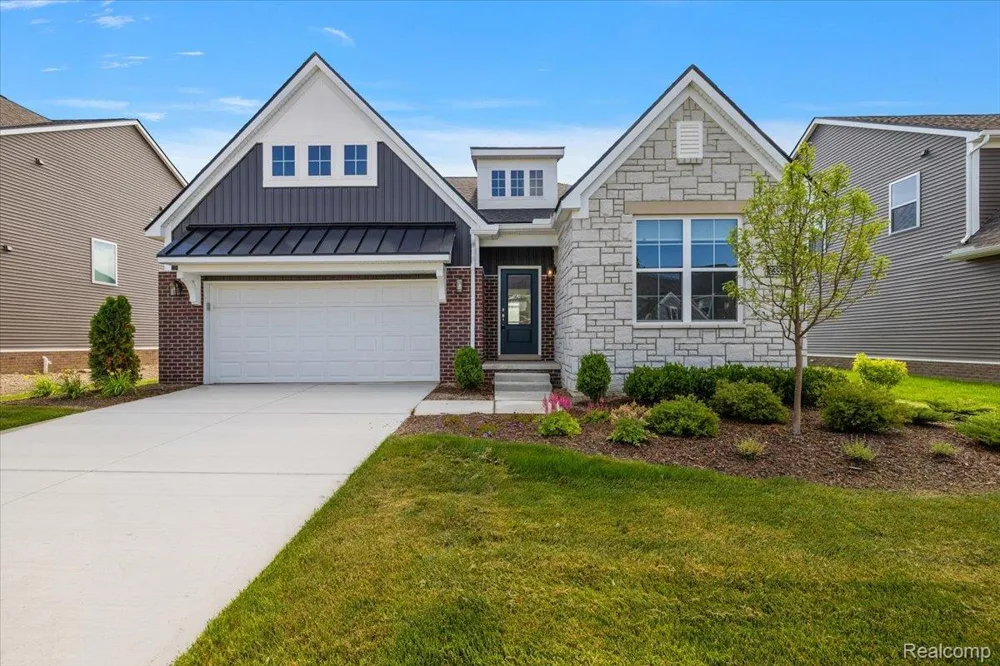 2352 Provencal Drive Commerce Charter Township, MI 48382