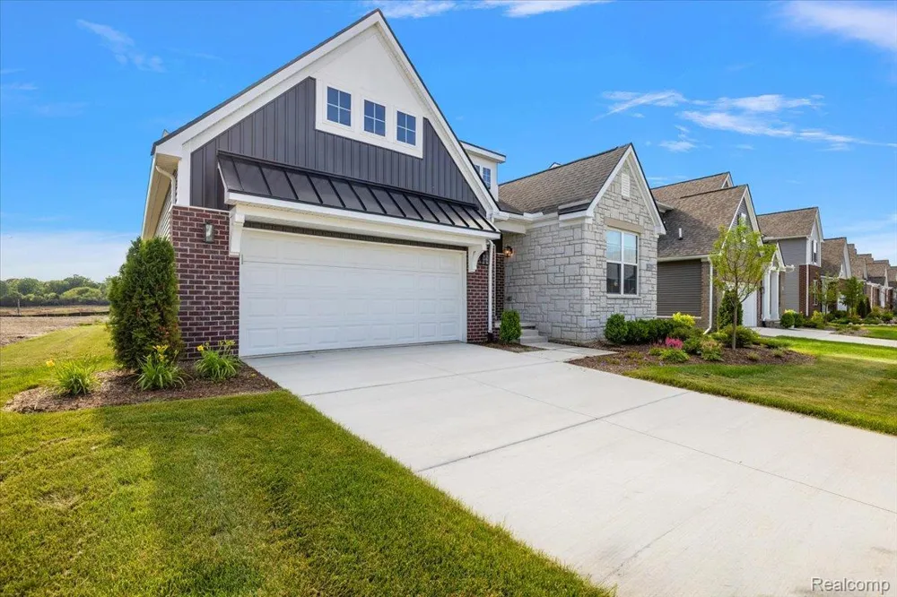 2352 Provencal Drive Commerce Charter Township, MI 48382