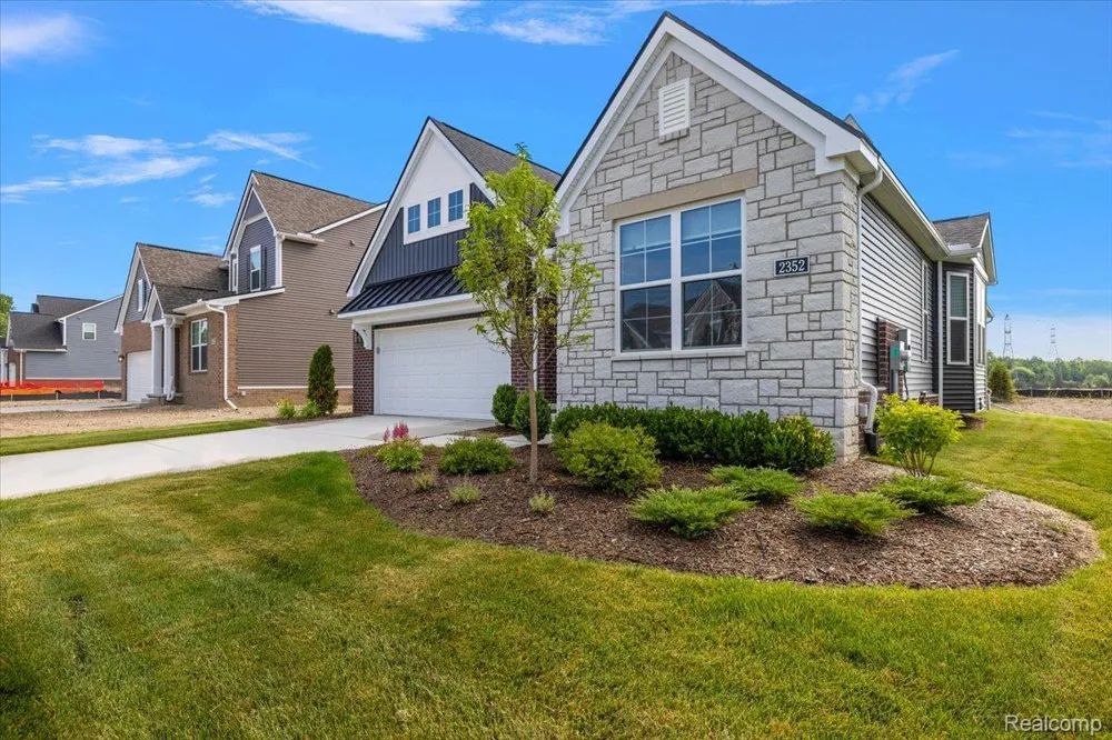 2352 Provencal Drive Commerce Charter Township, MI 48382