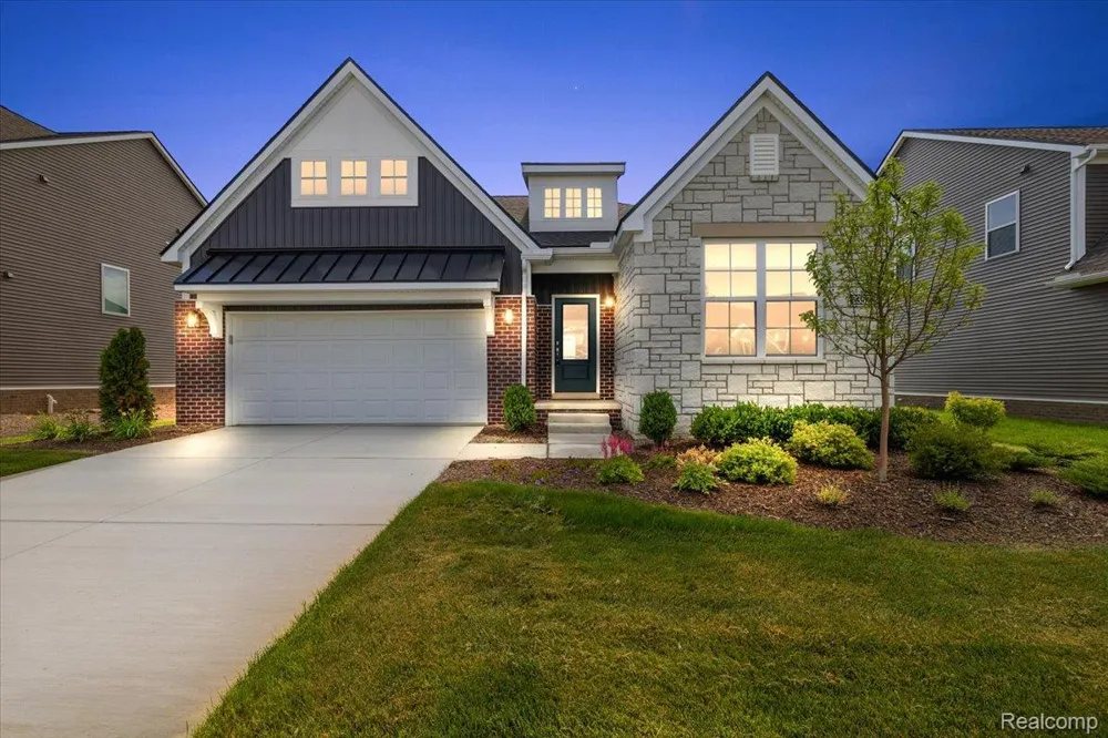 2352 Provencal Drive Commerce Charter Township, MI 48382