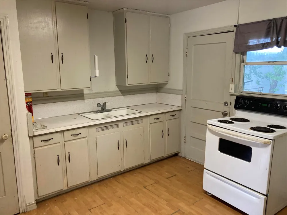 308 Dallas Street Groesbeck, TX 76642