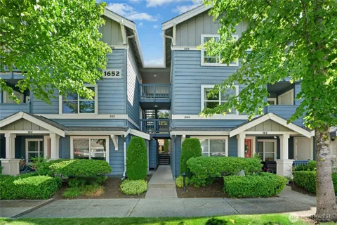 1652 25th Place NE #203