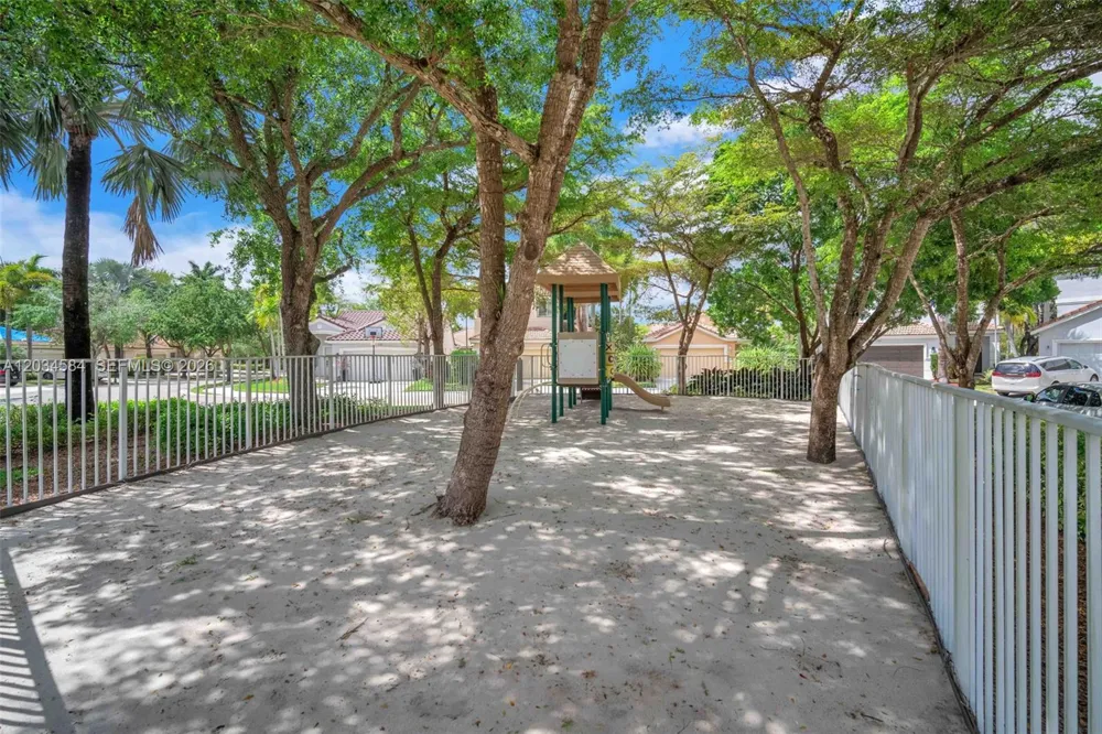 731 Tulip Cir Weston, FL 33327