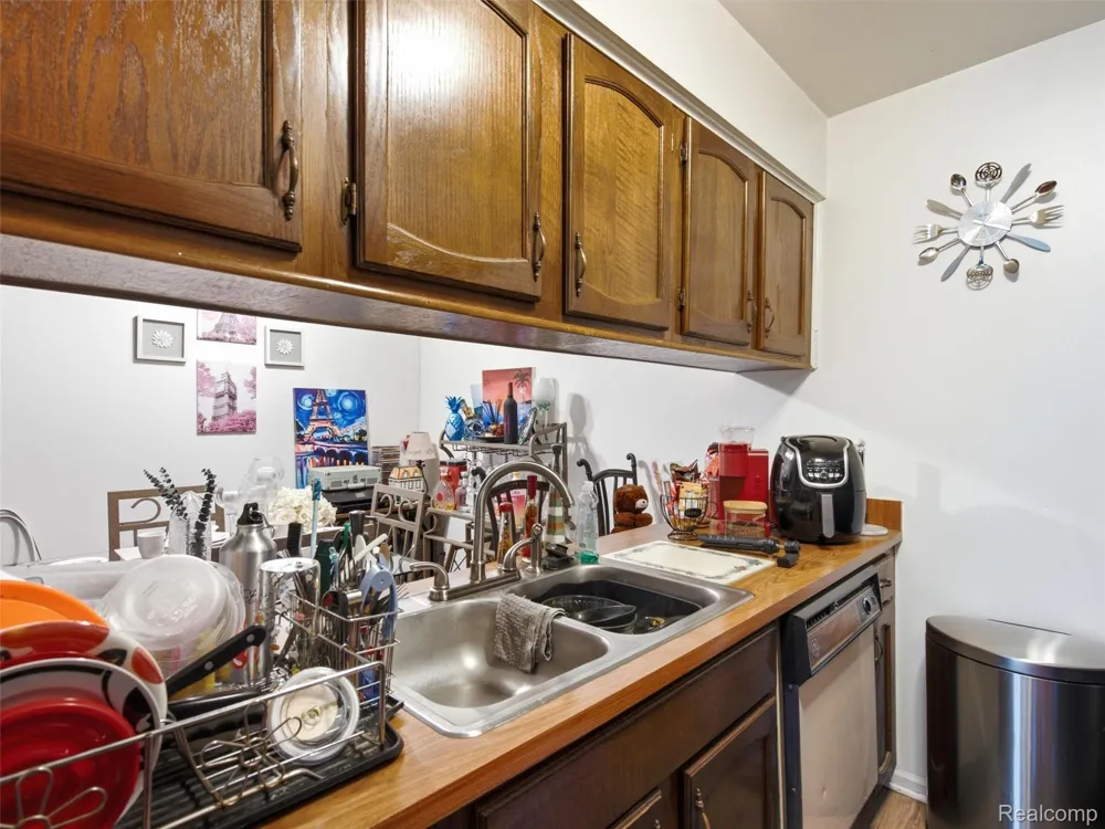 29714 Utica Road Roseville City, MI 48066