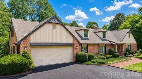 417 Stonecroft Drive SE