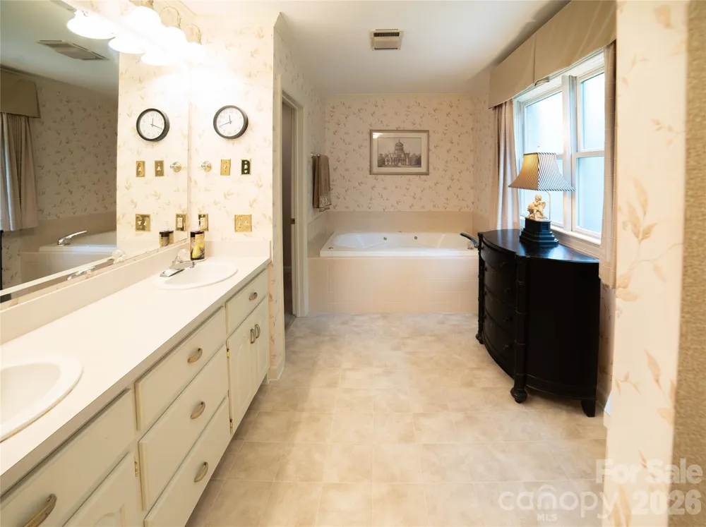 417 Stonecroft Drive SE Lenoir, NC 28645
