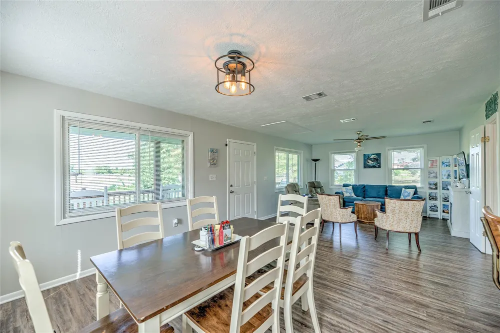 219 Lakeshore Onalaska, TX 77360