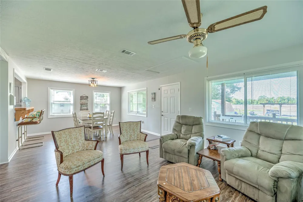 219 Lakeshore Onalaska, TX 77360