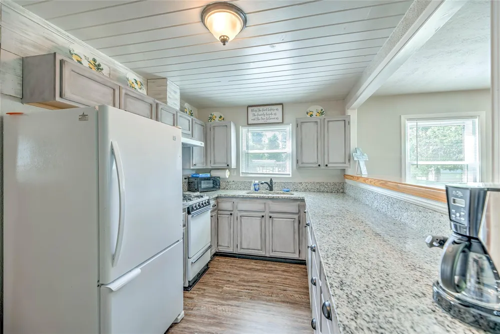 219 Lakeshore Onalaska, TX 77360