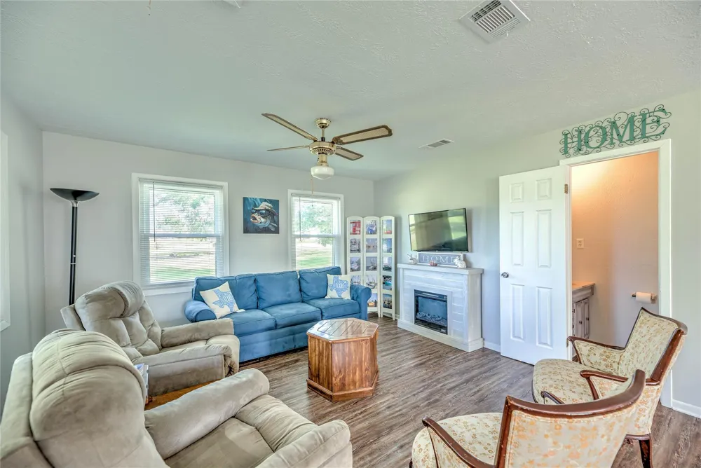 219 Lakeshore Onalaska, TX 77360