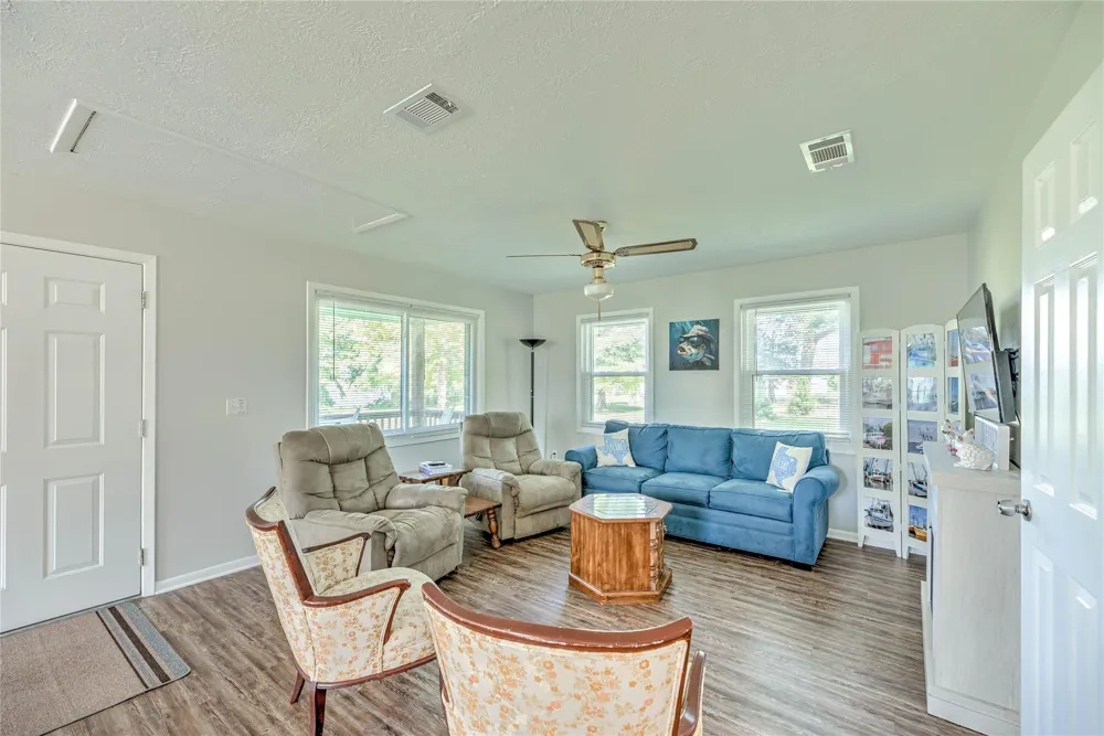 219 Lakeshore Onalaska, TX 77360