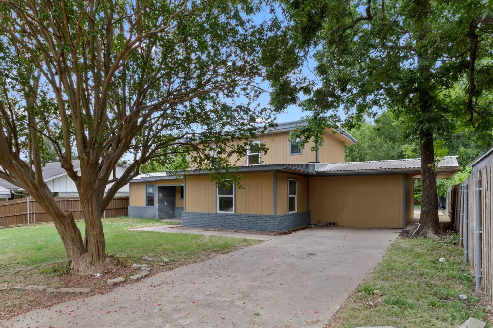 708 E COMMERCE Mexia, TX 76667