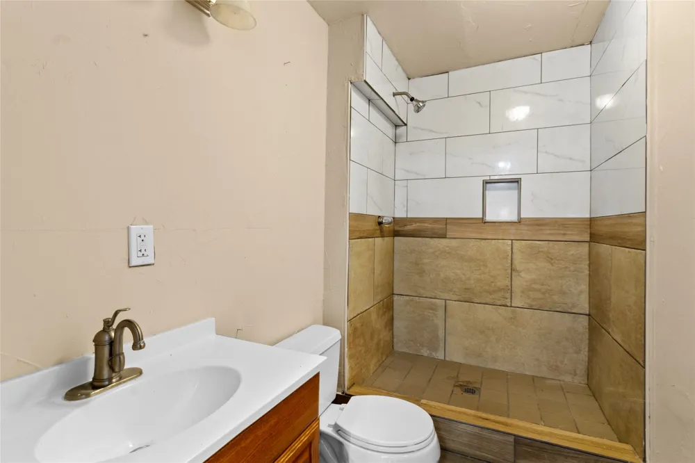 708 E COMMERCE Mexia, TX 76667
