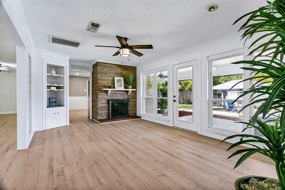 4601 Holiday Lane E North Richland Hills, TX 76180