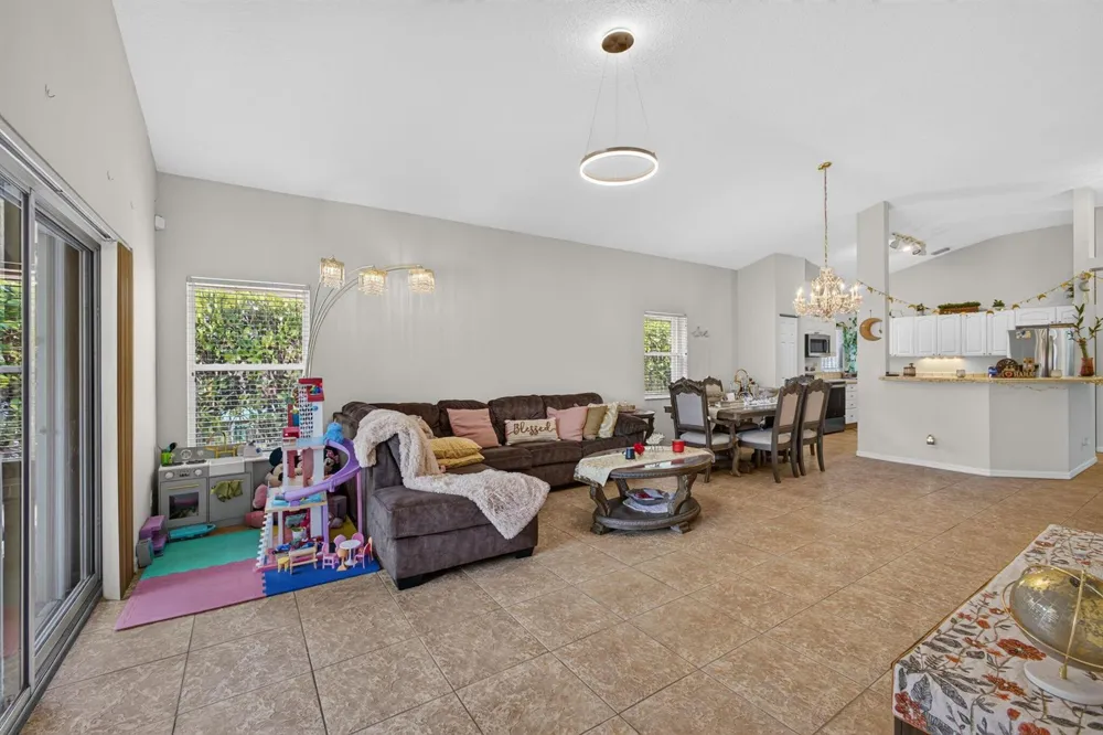 8058 Via Hacienda Riviera Beach, FL 33418