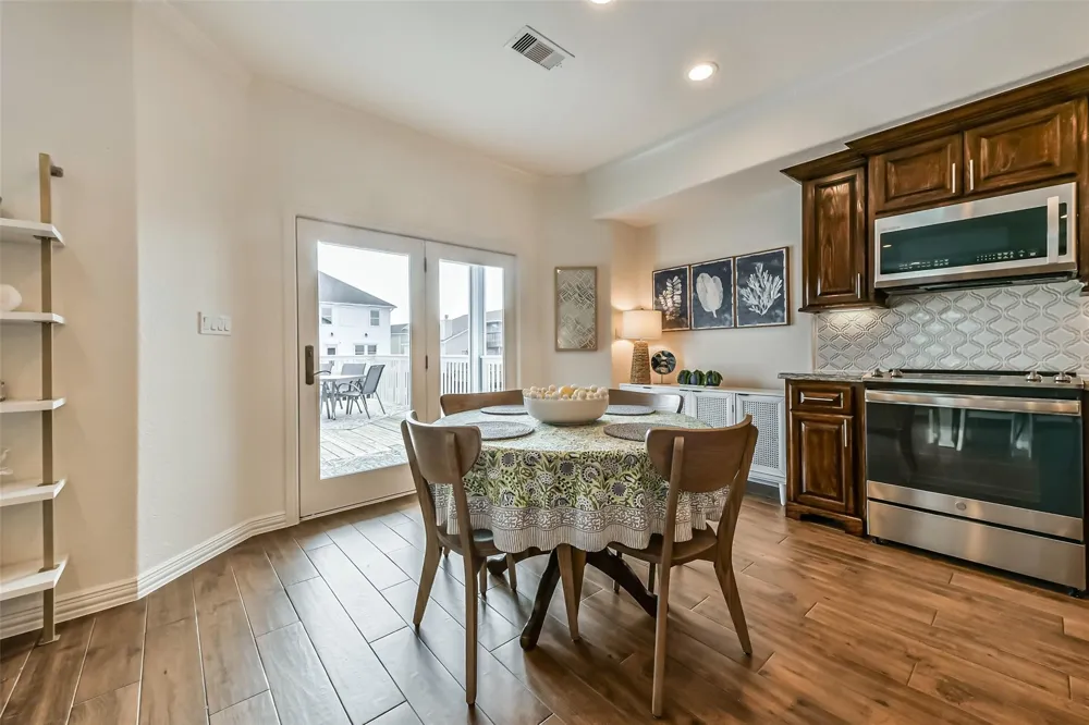 429 Jeanie Lynne Circle Tiki Island, TX 77554