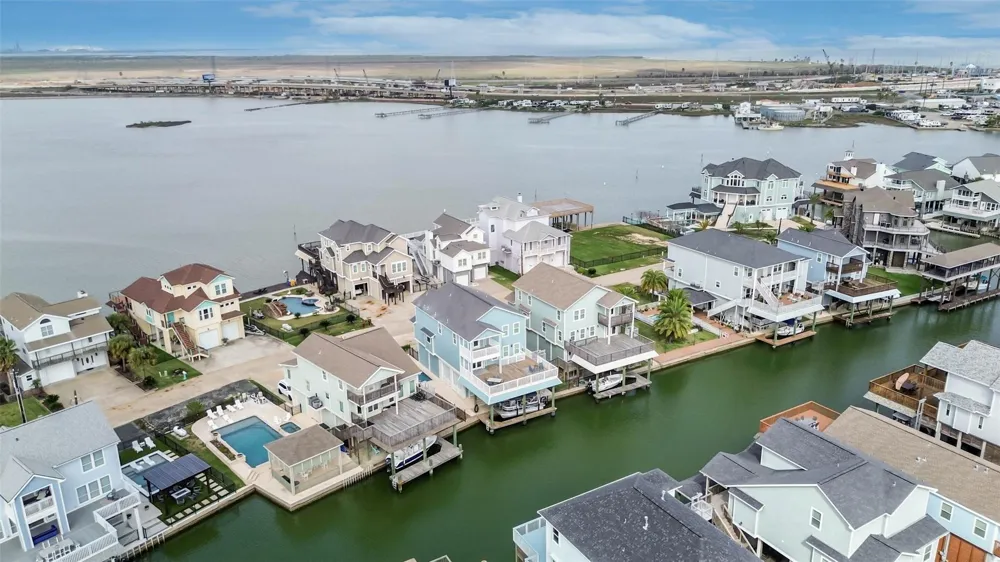 429 Jeanie Lynne Circle Tiki Island, TX 77554