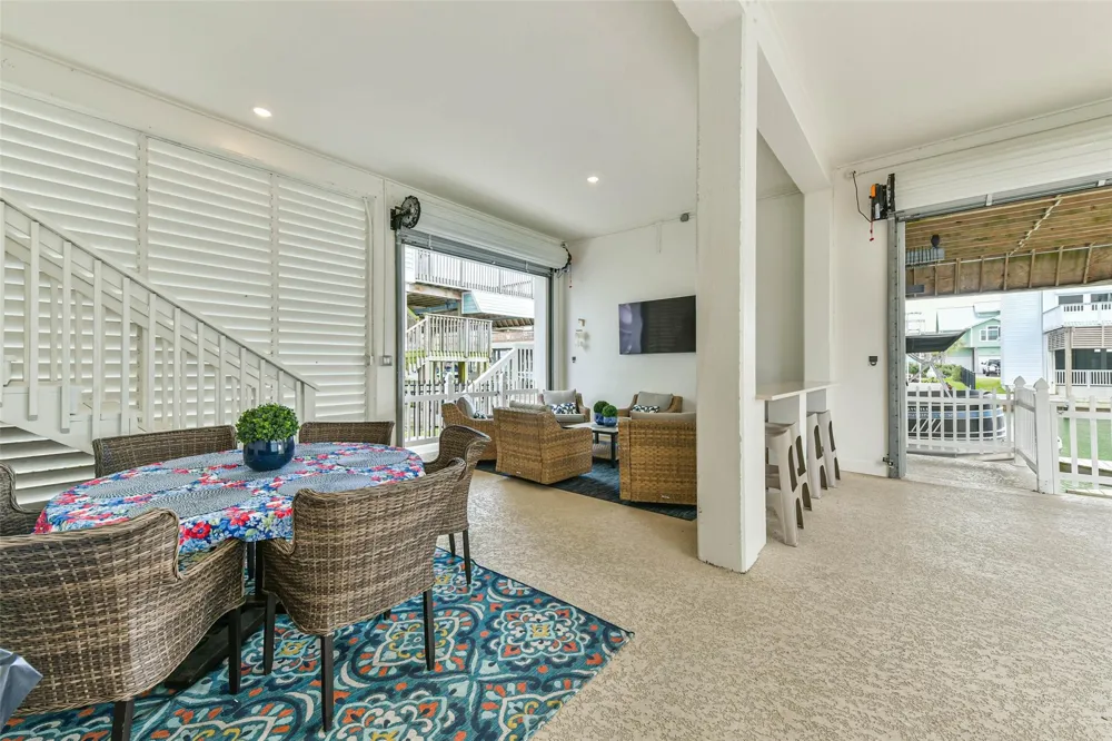 429 Jeanie Lynne Circle Tiki Island, TX 77554