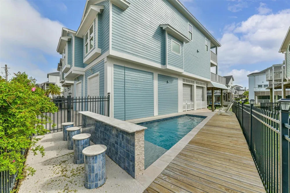 429 Jeanie Lynne Circle Tiki Island, TX 77554