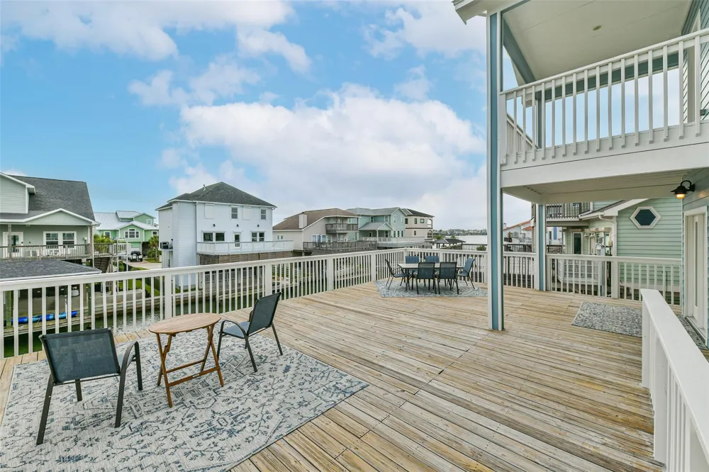 429 Jeanie Lynne Circle Tiki Island, TX 77554