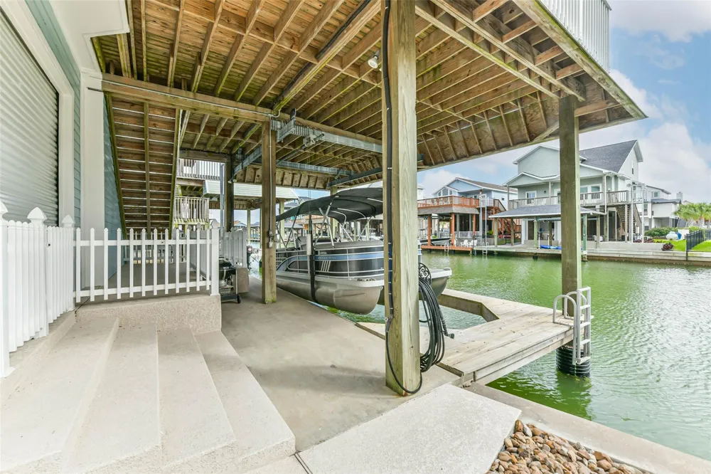 429 Jeanie Lynne Circle Tiki Island, TX 77554