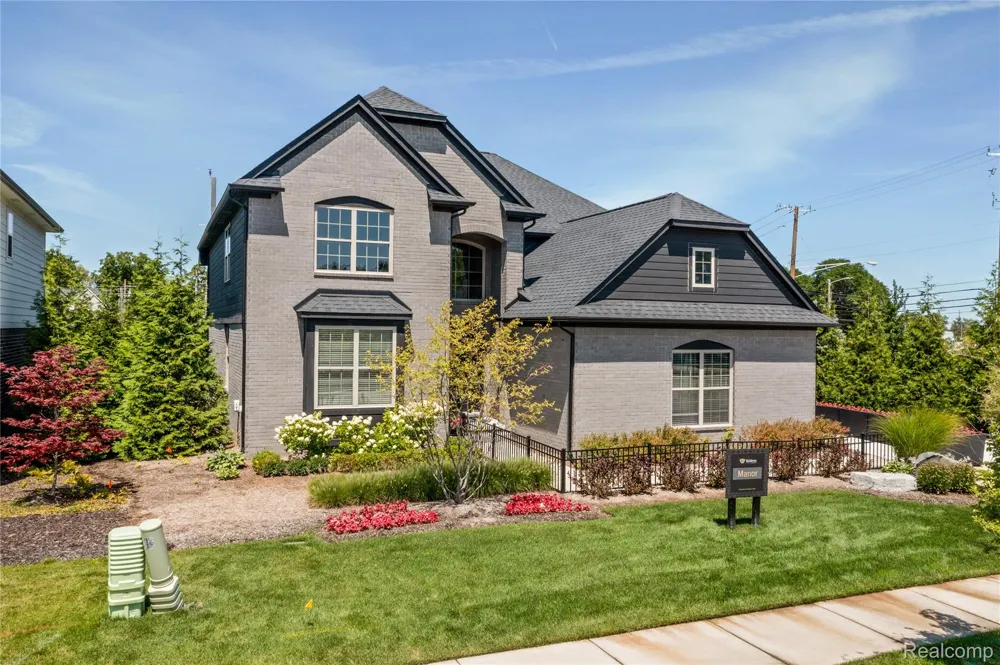 2113 Kohli Drive Troy City, MI 48083