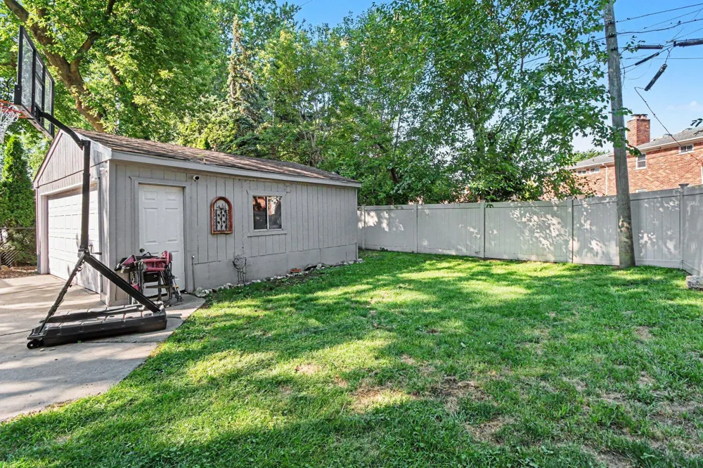 907 University Place Grosse Pointe, MI 48230