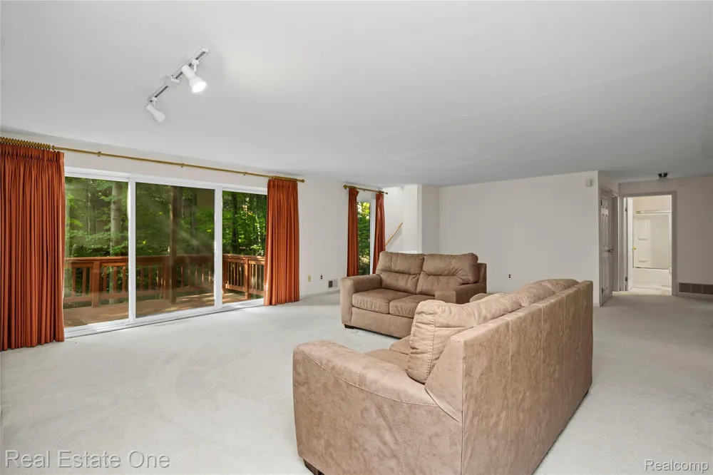 7332 Meadowridge Circle West Bloomfield Charter Township, MI 48322