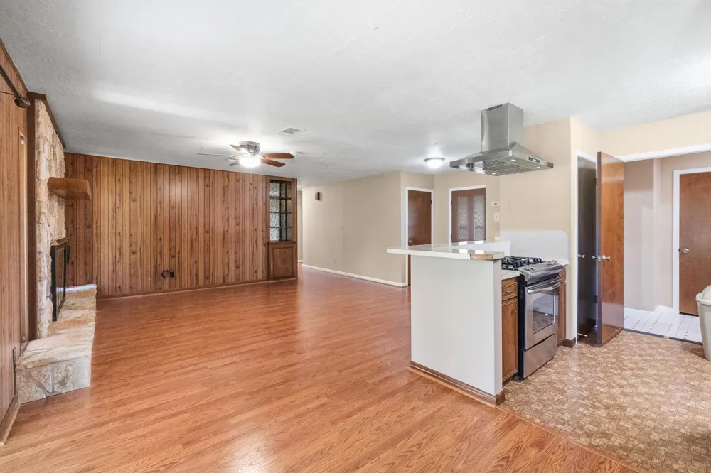 108 Meadow Creek Drive Schulenburg, TX 78956