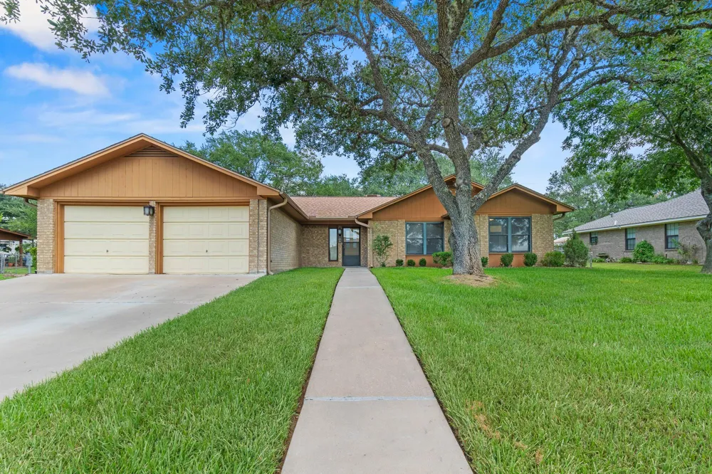 108 Meadow Creek Drive Schulenburg, TX 78956