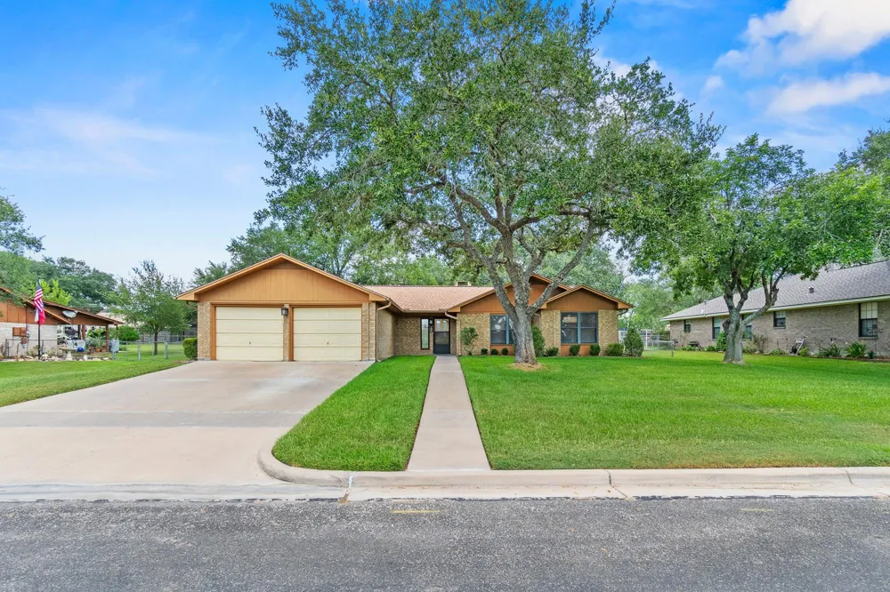 108 Meadow Creek Drive Schulenburg, TX 78956
