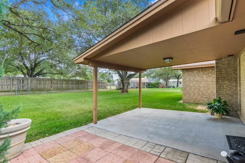 108 Meadow Creek Drive Schulenburg, TX 78956