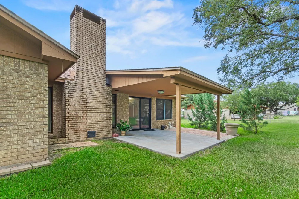 108 Meadow Creek Drive Schulenburg, TX 78956