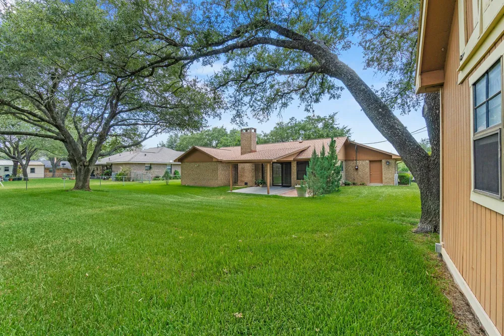 108 Meadow Creek Drive Schulenburg, TX 78956