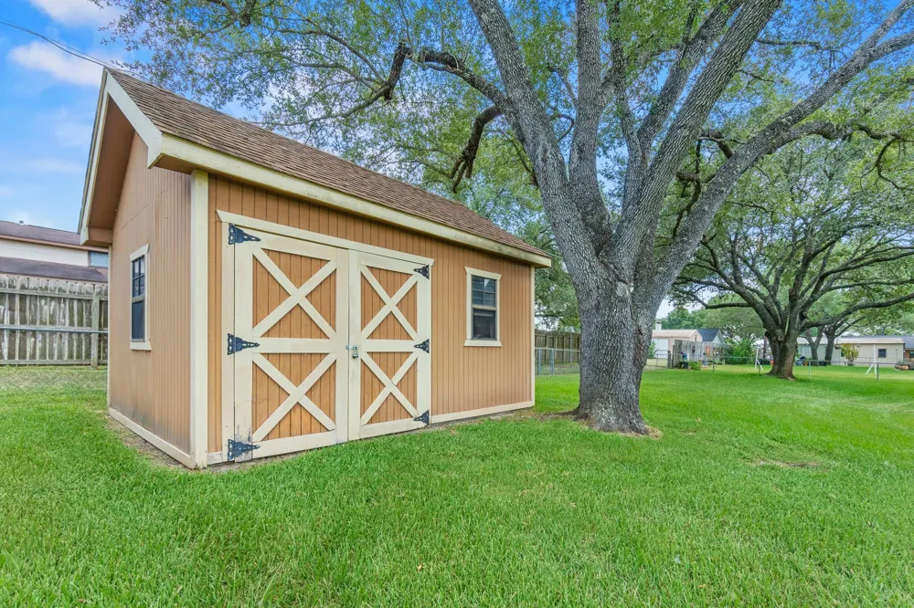 108 Meadow Creek Drive Schulenburg, TX 78956