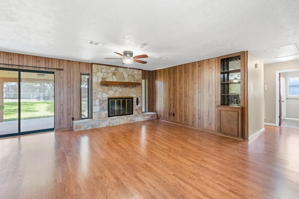 108 Meadow Creek Drive Schulenburg, TX 78956