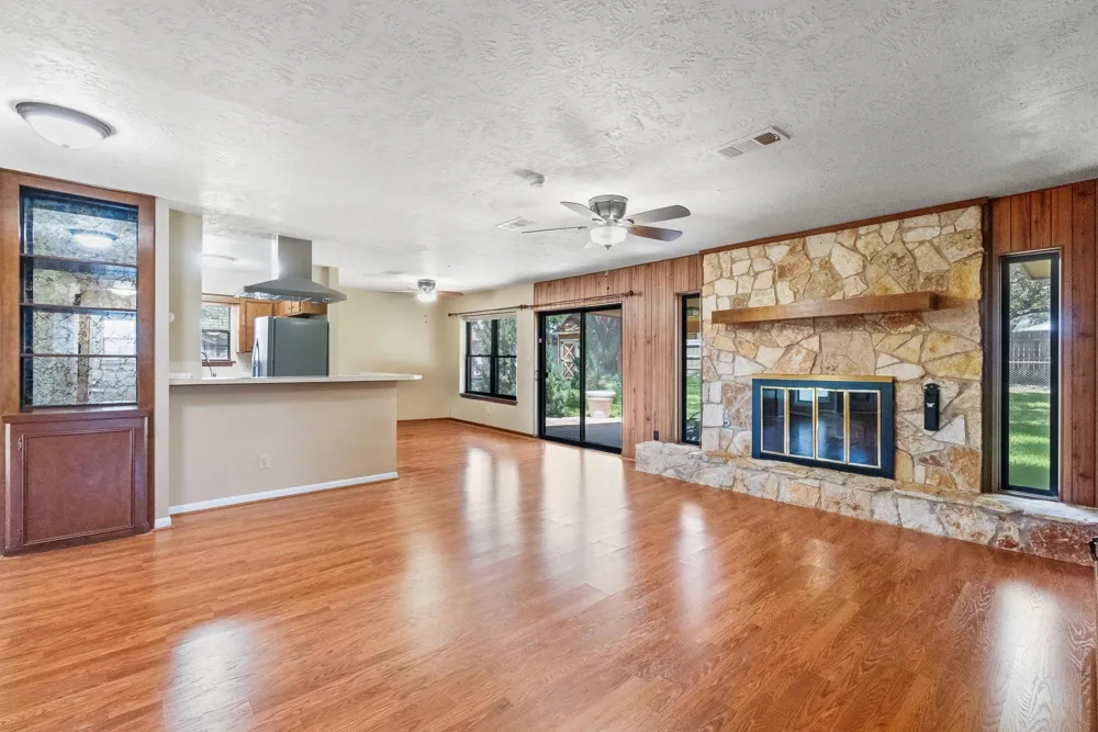 108 Meadow Creek Drive Schulenburg, TX 78956