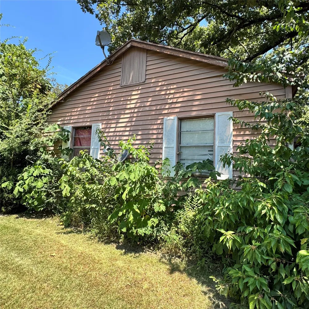 203 Roosevelt Road Hooks, TX 75561