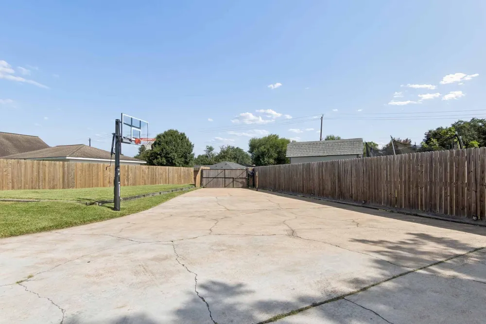 2418 Lufkin Lane Deer Park, TX 77536