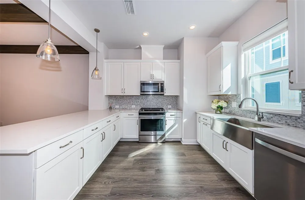 815 BURLINGTON AVENUE St Petersburg, FL 33701