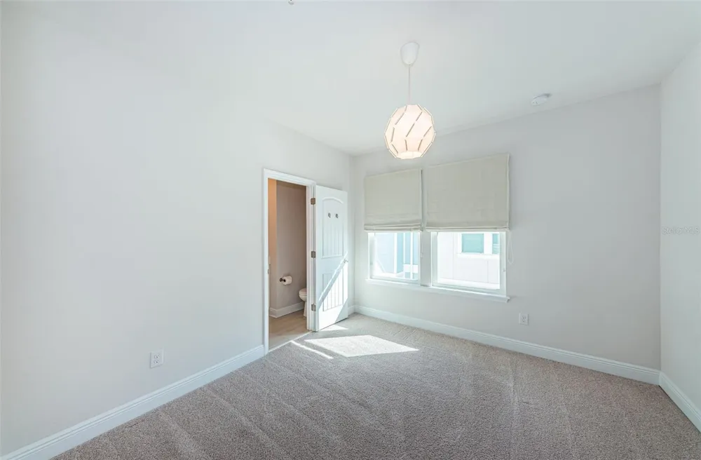815 BURLINGTON AVENUE St Petersburg, FL 33701