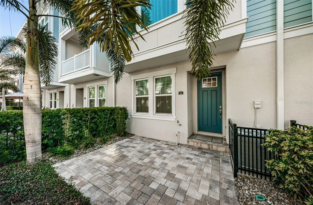 815 BURLINGTON AVENUE St Petersburg, FL 33701
