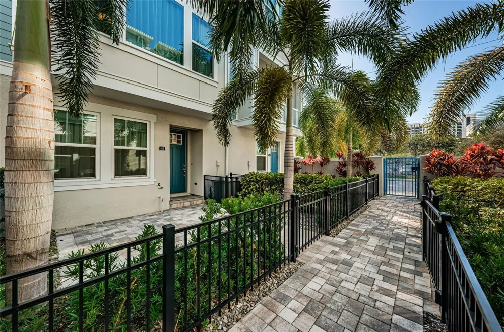 815 BURLINGTON AVENUE St Petersburg, FL 33701