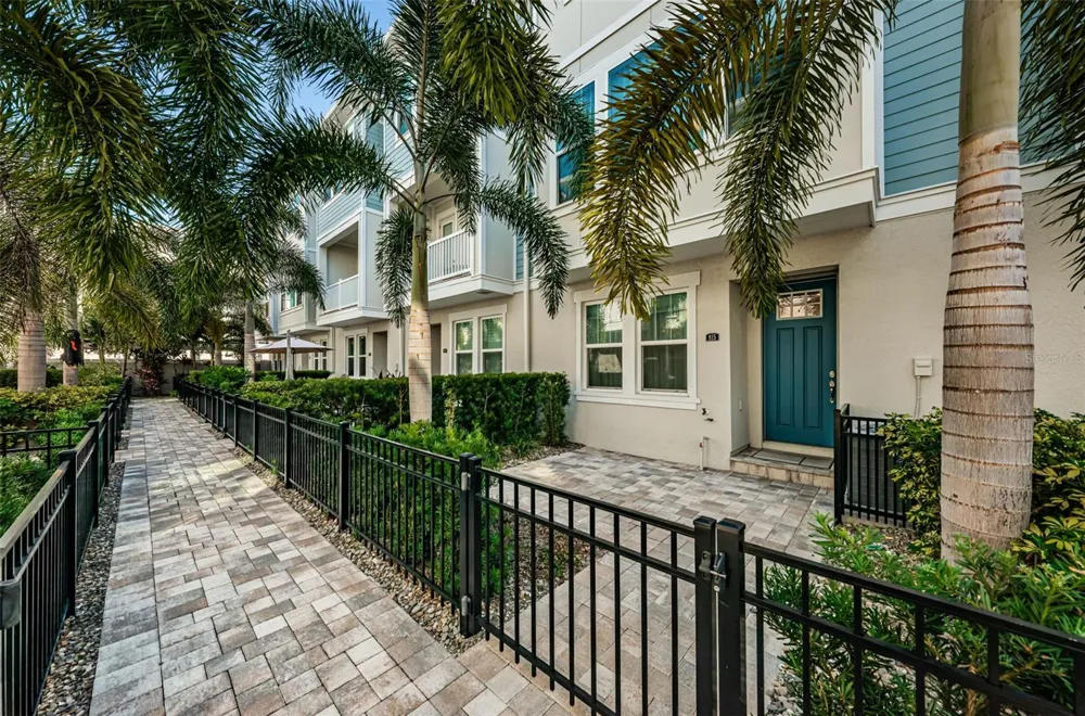 815 BURLINGTON AVENUE St Petersburg, FL 33701