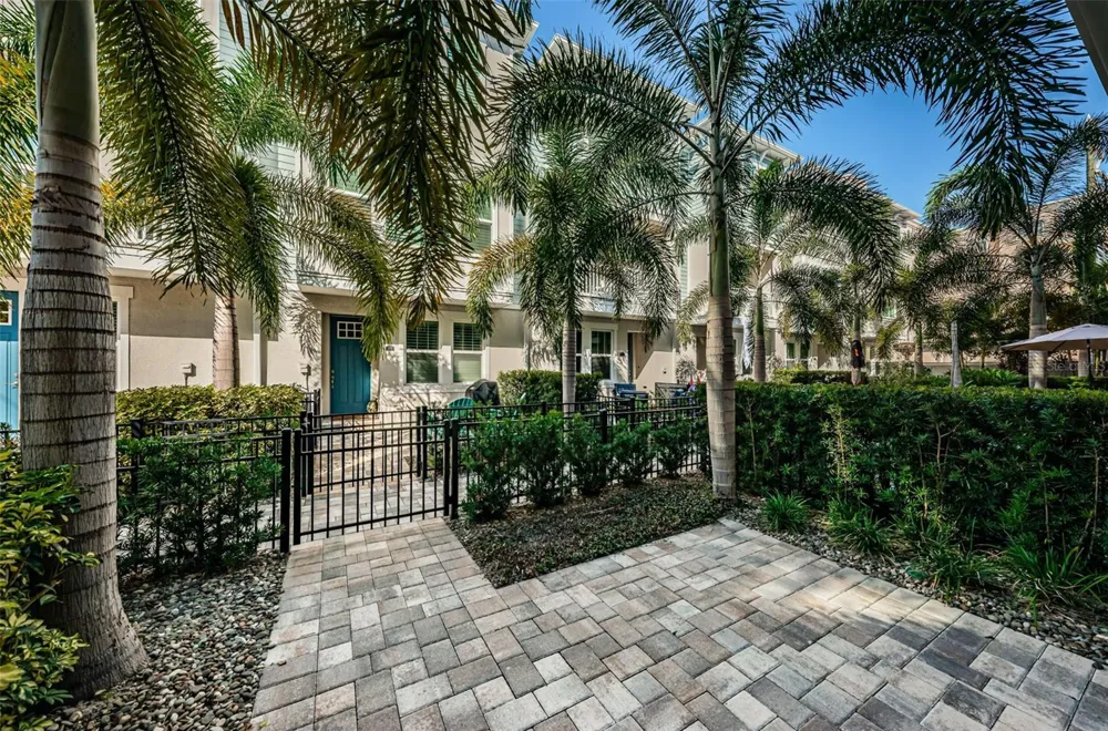 815 BURLINGTON AVENUE St Petersburg, FL 33701
