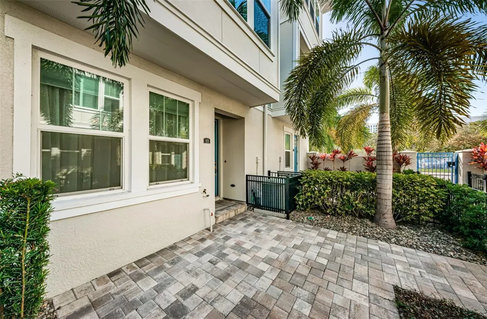 815 BURLINGTON AVENUE St Petersburg, FL 33701